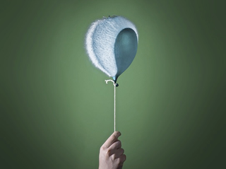 Illustration for article titled High-speed photographs capture water balloons the moment after they pop